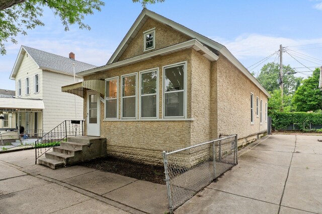 693 Bedford St, Saint Paul, MN 55130 - view of front facade featuring a patio