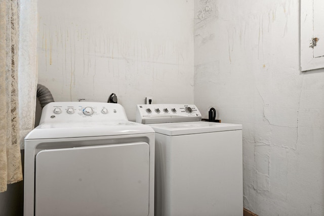 693 Bedford St, Saint Paul, MN 55130 - laundry room featuring washing machine and clothes dryer and concrete block wall