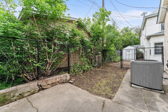 693 Bedford St, Saint Paul, MN 55130 - view of patio featuring a gate