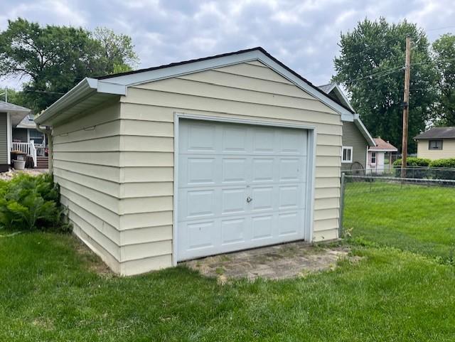 200 Amsterdam Ave E, Hollandale, MN 56045 - detached garage with driveway