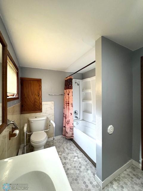 857 Main St, Mahnomen, MN 56557 - bathroom with toilet and shower / bath combo