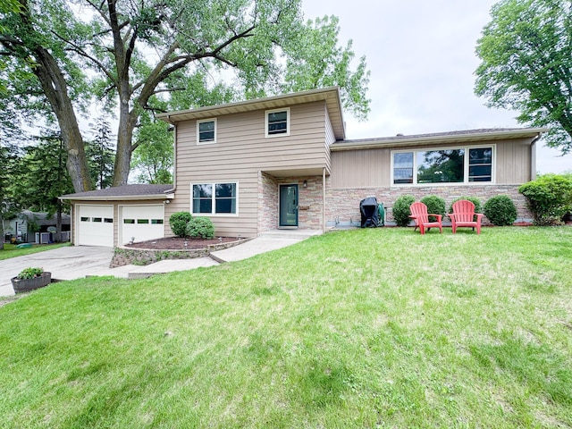 906 Whitford St, Fergus Falls, MN 56537 - tri-level home featuring concrete driveway, a front yard, and a garage