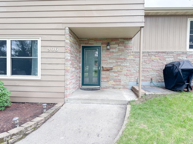 906 Whitford St, Fergus Falls, MN 56537 - entrance to property featuring board and batten siding