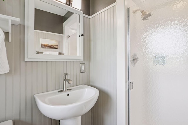 4428 Marlborough Ct, Minnetonka, MN 55345 - full bathroom with a shower stall