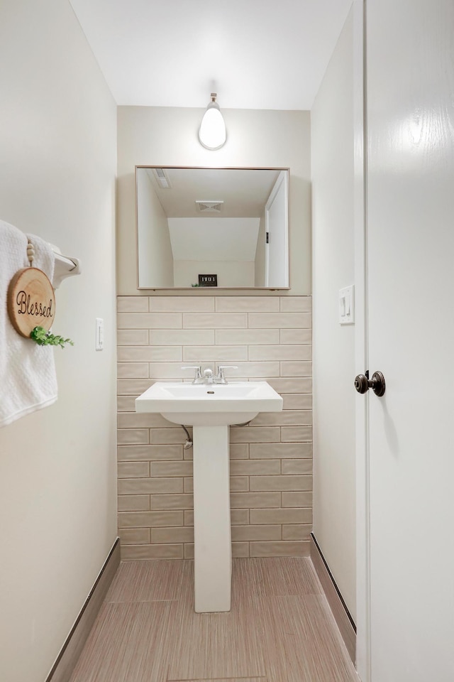 2145 Shenandoah Ct Unit D, Plymouth, MN 55447 - bathroom with baseboards