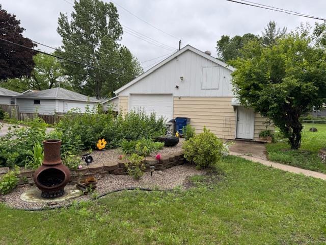 137 20th Ave S, Saint Cloud, MN 56301 - view of yard with a garage