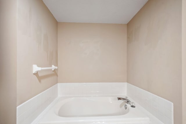 14208 Heritage Ln, Apple Valley, MN 55124 - full bath with a garden tub