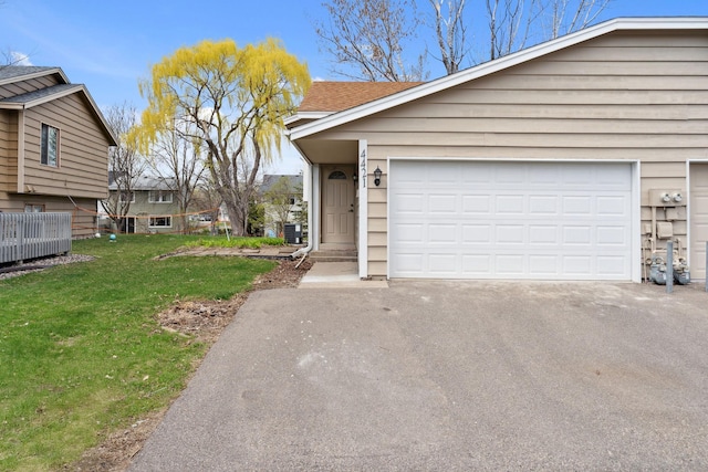 4421 Cinnamon Ridge Cir, Eagan, MN 55122 - view of front of home featuring asphalt driveway, a front lawn, and a garage