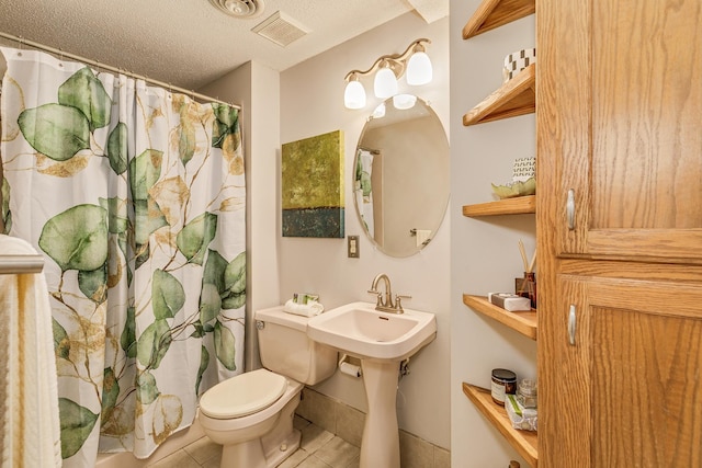 201 75th Ave N, Brooklyn Park, MN 55444 - bathroom featuring tile patterned flooring, a textured ceiling, and curtained shower