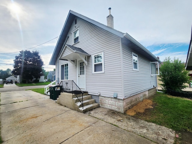 1222 8th Ave SE, Rochester, MN 55904 - view of front of house with a chimney and driveway