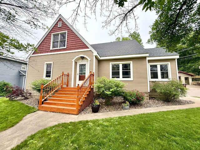 215 1st St N, Cannon Falls, MN 55009 - bungalow-style home with a front yard and a shingled roof