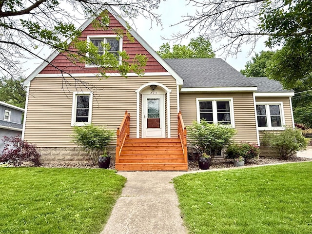 215 1st St N, Cannon Falls, MN 55009 - bungalow-style home with a front lawn and roof with shingles