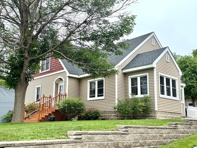 215 1st St N, Cannon Falls, MN 55009 - view of front of house featuring a shingled roof and a front yard