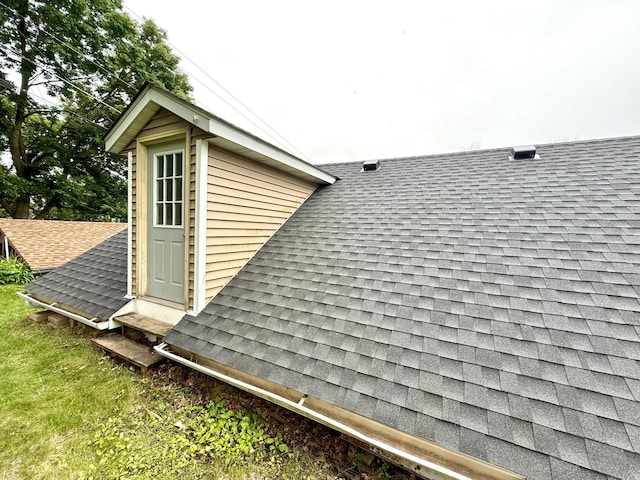 215 1st St N, Cannon Falls, MN 55009 - exterior view of a shingled roof and entry steps