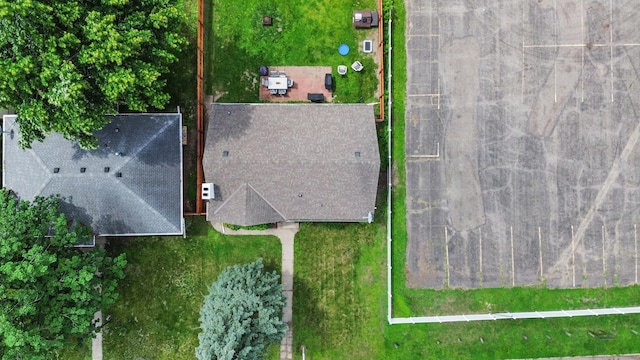 4633 Ewing Ave N, Robbinsdale, MN 55422 - aerial view of property and surrounding area featuring property boundaries highlighted