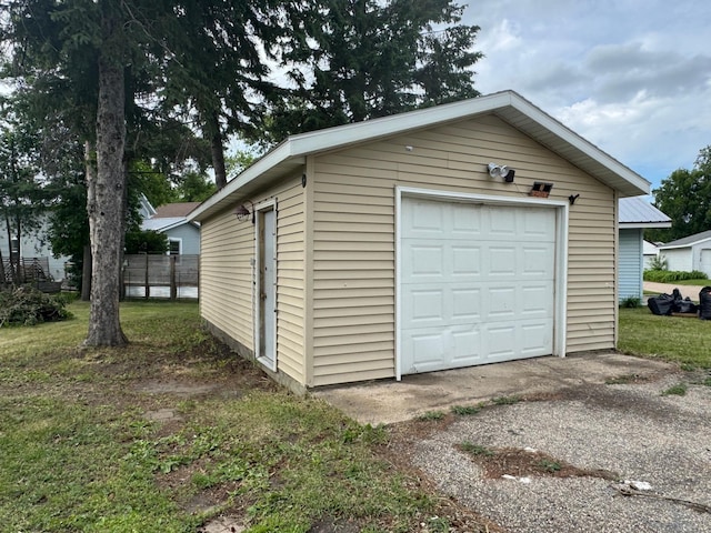 608 Duluth Ave N, Thief River Falls, MN 56701 - detached garage with asphalt driveway