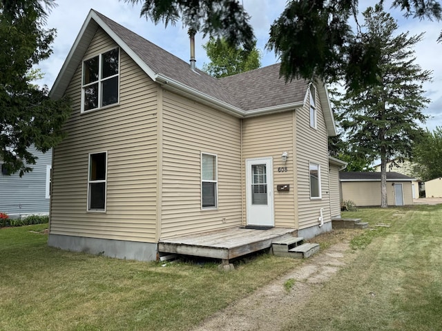 608 Duluth Ave N, Thief River Falls, MN 56701 - rear view of property featuring a yard