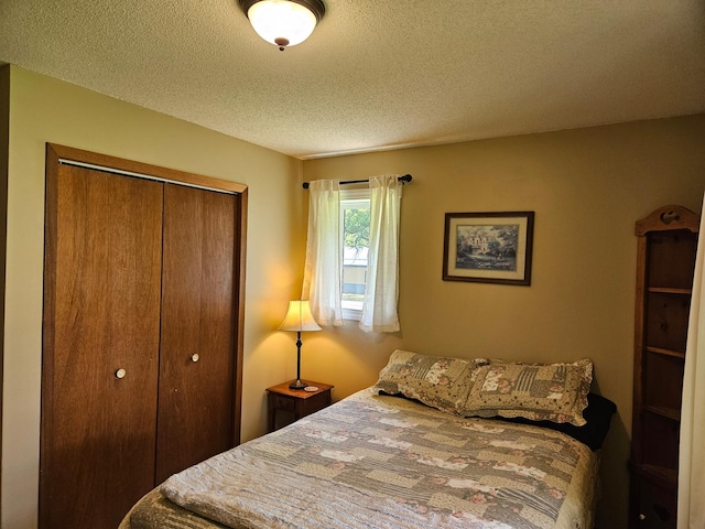 611 3rd St SW, Richville, MN 56576 - bedroom with a closet and a textured ceiling