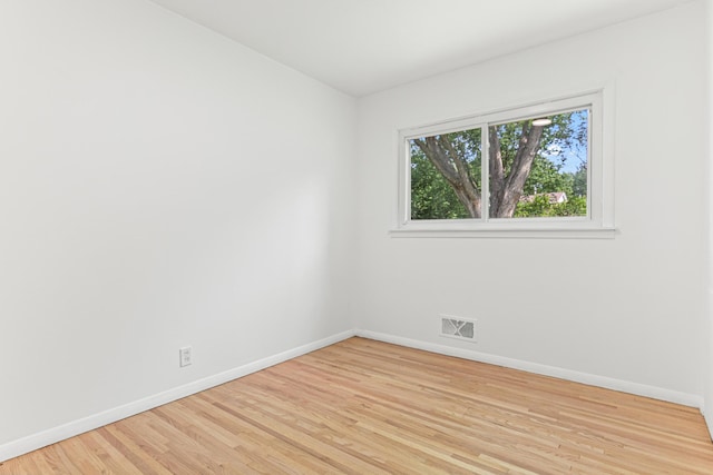 1007 Ingerson Rd, Shoreview, MN 55126 - unfurnished room featuring baseboards and light wood-type flooring