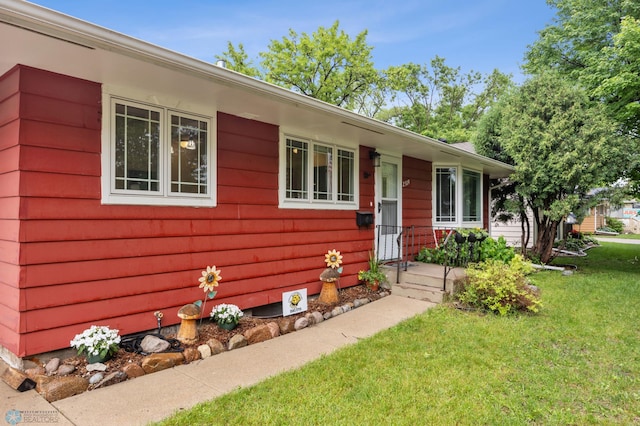 2319 10th St S, Fargo, ND 58103 - view of front of house with a front lawn