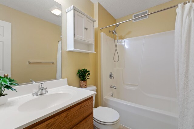 114006 Hundertmark Rd, Chaska, MN 55318 - bathroom featuring shower / tub combo with curtain and vanity