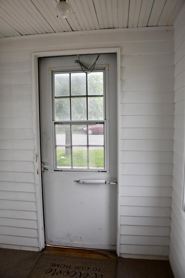 524 Horace Ave N, Thief River Falls, MN 56701 - entrance to property with a ceiling fan