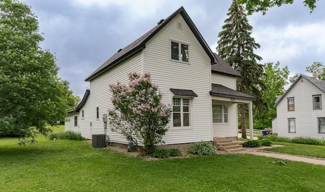 525 Warren Ave, Spring Valley, MN 55975 - view of front of house featuring a front yard and a shingled roof