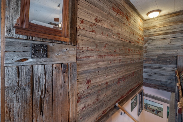 2170 County 5 NW, Hackensack, MN 56452 - detailed view of wooden walls