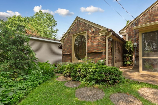 825 5th Ave SW, Faribault, MN 55021 - view of front of home featuring brick siding and an outdoor structure