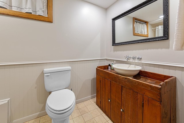 825 5th Ave SW, Faribault, MN 55021 - full bathroom featuring vanity, wainscoting, and tile patterned floors