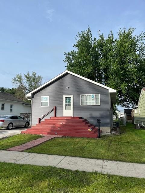 905 Main St, Marshall, MN 56258 - bungalow-style house with a front yard