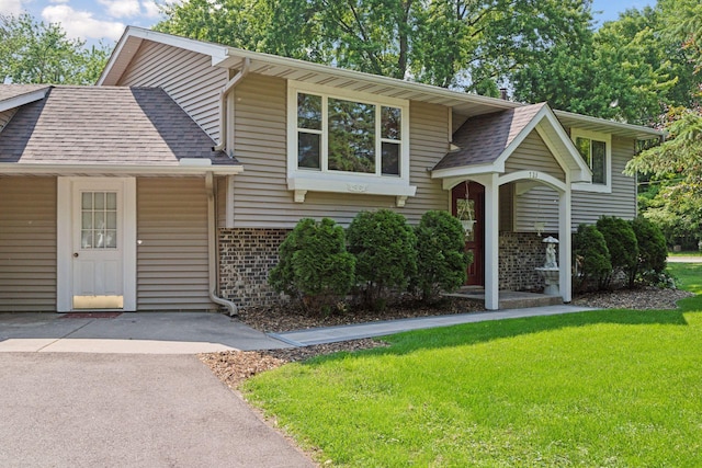 723 2nd Ave S, Buffalo, MN 55313 - tri-level home featuring brick siding, a front lawn, a shingled roof, and a porch