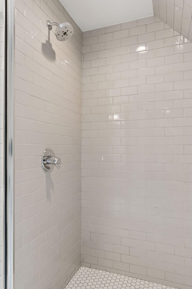 2820 Saint Louis Ave, Minneapolis, MN 55416 - full bath featuring a tile shower