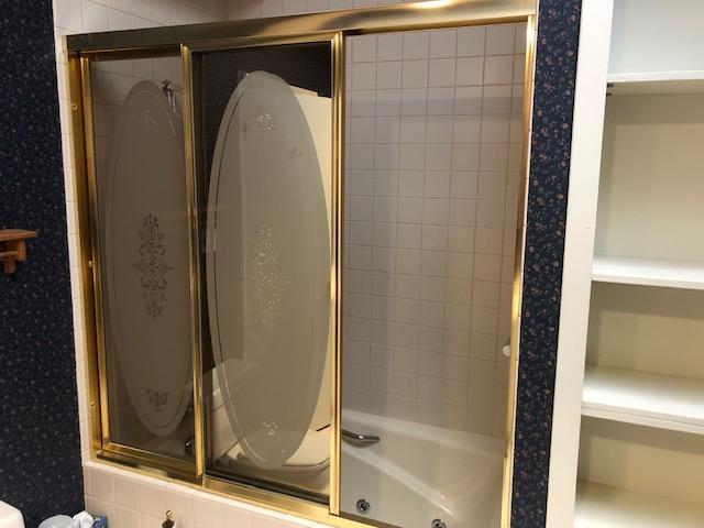 300 Whittier St W, Lanesboro, MN 55949 - full bath featuring tiled shower / bath combo and wallpapered walls