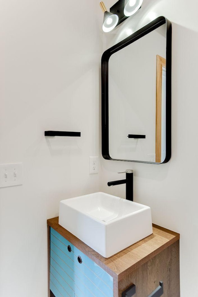 3909 Xerxes Ave S, Minneapolis, MN 55410 - bathroom with vanity