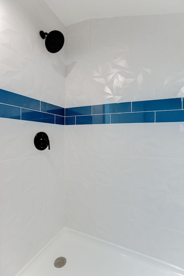 3909 Xerxes Ave S, Minneapolis, MN 55410 - full bathroom with tiled shower