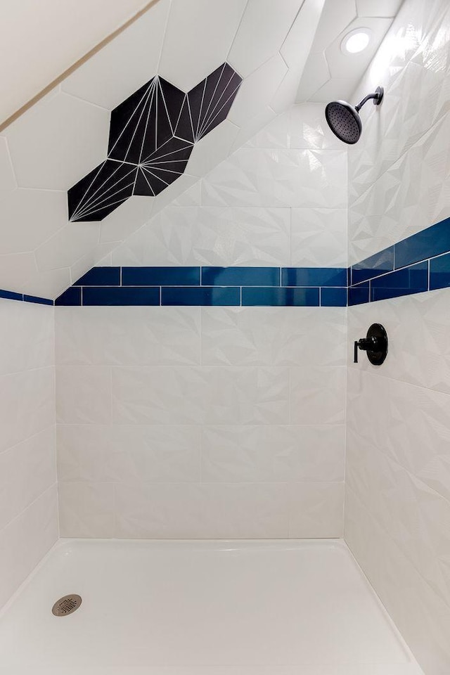 3909 Xerxes Ave S, Minneapolis, MN 55410 - full bath featuring a tile shower