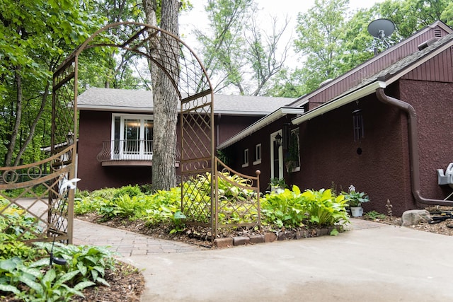 58280 County Road 21, Zumbro Falls, MN 55991 - view of side of home with stucco siding