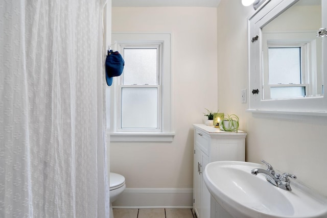 1067 Van Buren Ave, Saint Paul, MN 55104 - bathroom featuring healthy amount of natural light, tile patterned floors, and curtained shower