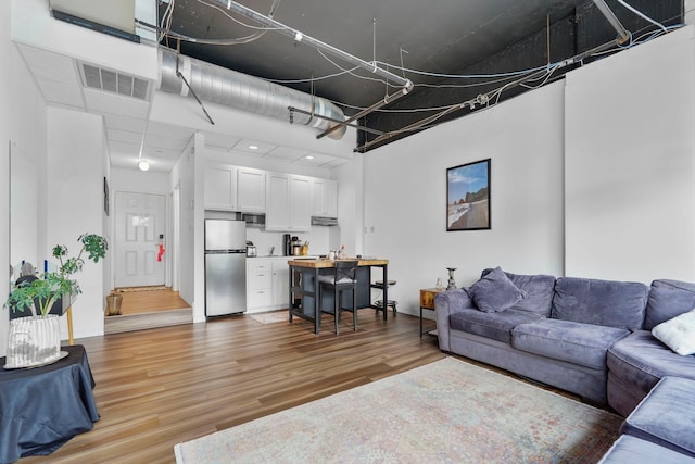 431 7th St Unit 2605, Minneapolis, MN 55415 - living room featuring light wood-type flooring