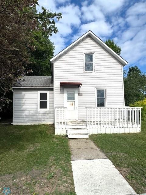 310 1st St SW, Mahnomen, MN 56557 - view of front of property with a front lawn
