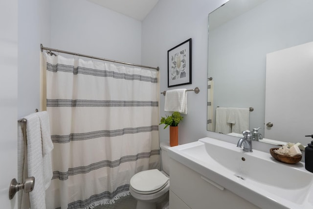 215 7th St NE Unit 205, Minneapolis, MN 55413 - full bath featuring vanity and curtained shower