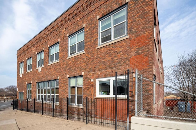 215 7th St NE Unit 205, Minneapolis, MN 55413 - view of property featuring a fenced front yard