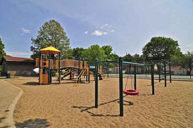 215 7th St NE Unit 205, Minneapolis, MN 55413 - view of community jungle gym