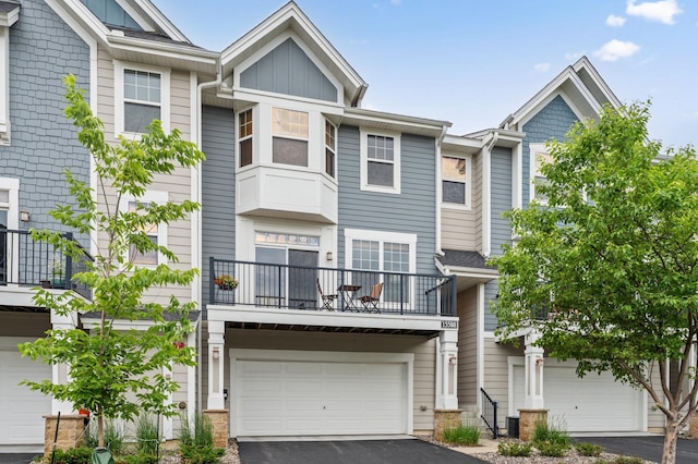 15588 Early Bird Cir Unit 1704, Apple Valley, MN 55124 - townhome / multi-family property with board and batten siding, driveway, and a balcony