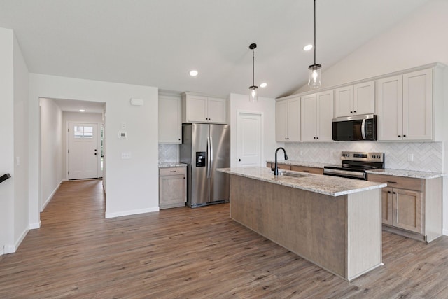 1096 Prospect Pointe Rd, Jordan, MN 55352 - kitchen with appliances with stainless steel finishes, backsplash, light wood-style floors, a center island with sink, and hanging light fixtures