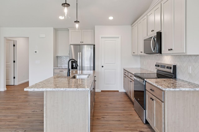 1096 Prospect Pointe Rd, Jordan, MN 55352 - kitchen featuring appliances with stainless steel finishes, decorative backsplash, wood finished floors, a kitchen island with sink, and recessed lighting
