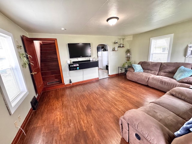 420 7th St, Marshall, MN 56258 - living area featuring arched walkways and wood finished floors