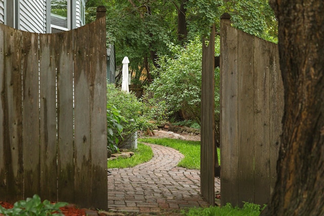 1112 29th Ave NE, Minneapolis, MN 55418 - view of gate