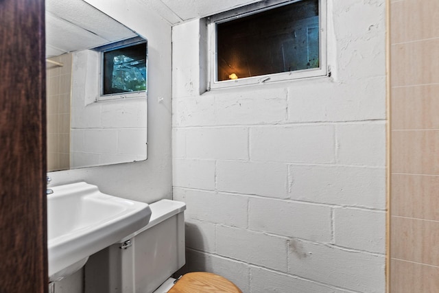 6112 Kyle Ave N, Brooklyn Center, MN 55429 - bathroom featuring a sink